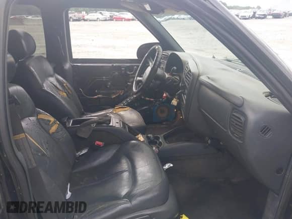 1999 Chevrolet Blazer LT z VIN 1GNCS13W1X2169673, wystawiony jako IAAI lot #42778174 z przebiegiem 127 038 mil mil oraz . Historia ofert i sprzedaży dostępna na DreamBid. Obrazek 5.