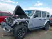 2024 Jeep Wrangler Sahara с VIN 1C4PJXEN5RW129340, выставлен на аукционе IAAI как лот 43058894 с пробегом 47 467 миль миль и . История ставок и продаж доступна на DreamBid. Изображение 13.