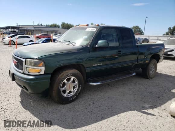 2002 GMC Sierra 1500 Denali z VIN 2GTFK69U021329107, wystawiony jako Copart lot #65479695 z przebiegiem 224 881 mil mil oraz Czysty tytuł • Clean title. Historia ofert i sprzedaży dostępna na DreamBid. Obrazek 1.