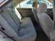 2003 Toyota Camry LE z VIN 4T1BE32K73U233201, wystawiony jako Copart lot #84635075 z przebiegiem 279 555 mil mil oraz Czysty tytuł • Clean title. Historia ofert i sprzedaży dostępna na DreamBid. Obrazek 10.