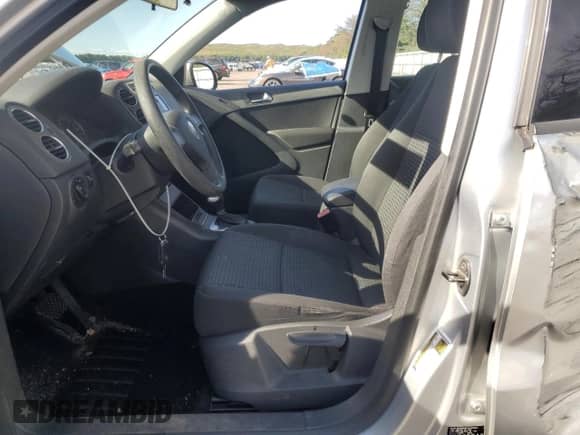 2010 Volkswagen Tiguan SE с VIN WVGBV7AX5AW522938, выставлен на аукционе Copart как лот 71200465 с пробегом 105 392 миль миль и Списание • Salvage title. История ставок и продаж доступна на DreamBid. Изображение 7.