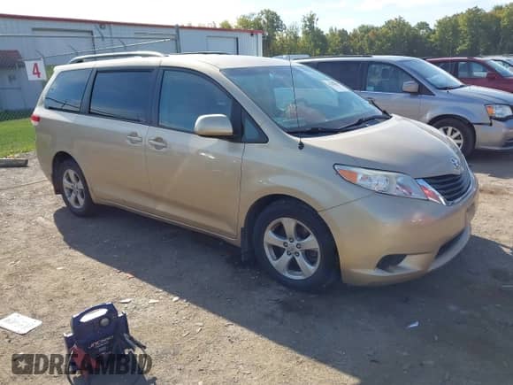 2012 Toyota Sienna LE AAS z VIN 5TDKK3DC7CS224182, wystawiony jako IAAI lot #43201806 z przebiegiem 218 893 mil mil oraz . Historia ofert i sprzedaży dostępna na DreamBid. Obrazek 1.