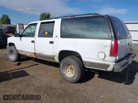 1993 Chevrolet Suburban z VIN 1GNFK16K2PJ374866, wystawiony jako IAAI lot #42495641 z przebiegiem 219 366 mil mil oraz . Historia ofert i sprzedaży dostępna na DreamBid. Obrazek 3.