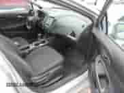 2017 Chevrolet Cruze LT z VIN 3G1BE6SM9HS609257, wystawiony jako IAAI lot #41314653 z przebiegiem 140 627 mil mil oraz . Historia ofert i sprzedaży dostępna na DreamBid. Obrazek 5.