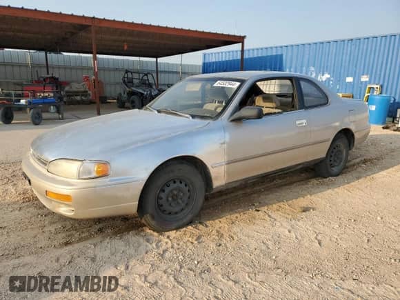 1995 Toyota Camry LE z VIN 4T1SK12C7SU548827, wystawiony jako Copart lot #64502944 z przebiegiem 215 266 mil mil oraz Szkoda całkowita • Salvage title. Historia ofert i sprzedaży dostępna na DreamBid. Obrazek 1.