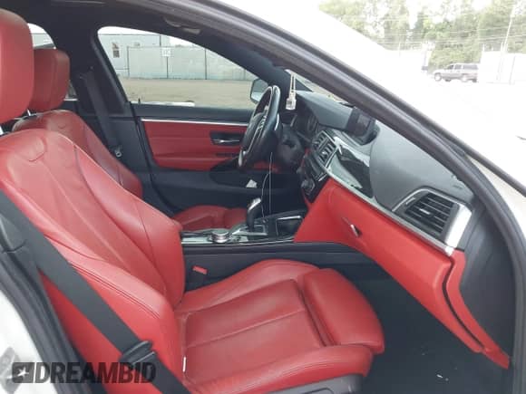 2019 BMW 4 Series 430i xDrive z VIN WBA4J3C58KBL06374, wystawiony jako IAAI lot #42881685 z przebiegiem 84 874 mil mil oraz . Historia ofert i sprzedaży dostępna na DreamBid. Obrazek 5.