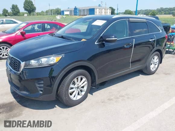 2019 Kia Sorento L z VIN 5XYPG4A35KG572575, wystawiony jako IAAI lot #43012602 z przebiegiem 86 540 mil mil oraz . Historia ofert i sprzedaży dostępna na DreamBid. Obrazek 2.