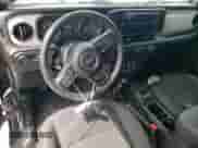 2025 Jeep Wrangler Sport z VIN 1C4PJXAG3SW519141, wystawiony jako Copart lot #55511615 z przebiegiem 5 562 mil mil oraz Szkoda całkowita • Salvage title. Historia ofert i sprzedaży dostępna na DreamBid. Obrazek 8.