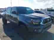2015 Toyota Tacoma PreRunner z VIN 3TMJU4GNXFM177811, wystawiony jako IAAI lot #43176687 z przebiegiem 129 127 mil mil oraz . Historia ofert i sprzedaży dostępna na DreamBid. Obrazek 1.