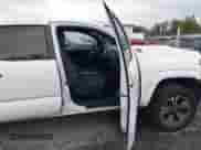 2017 Toyota Tacoma TRD Off Road z VIN 3TMDZ5BN2HM012821, wystawiony jako IAAI lot #43325557 z przebiegiem 278 781 mil mil oraz . Historia ofert i sprzedaży dostępna na DreamBid. Obrazek 5.