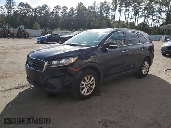 2020 Kia Sorento L с VIN 5XYPG4A39LG636814, выставлен на аукционе Copart как лот 82050175 с пробегом 142 964 миль миль и Списание • Salvage title. История ставок и продаж доступна на DreamBid. Изображение 1.