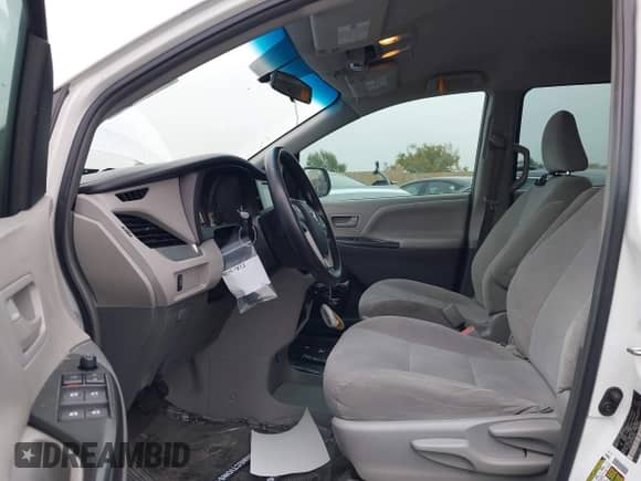 2017 Toyota Sienna L z VIN 5TDZZ3DC2HS800102, wystawiony jako IAAI lot #42151872 z przebiegiem 182 675 mil mil oraz . Historia ofert i sprzedaży dostępna na DreamBid. Obrazek 5.