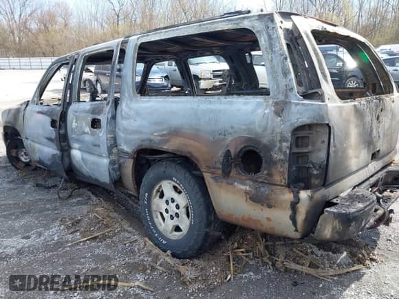 2006 Chevrolet Suburban LS z VIN 1GNFK16Z06J172796, wystawiony jako IAAI lot #42081130 z przebiegiem Nie podano mil oraz . Historia ofert i sprzedaży dostępna na DreamBid. Obrazek 3.