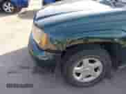 2002 Chevrolet TrailBlazer LTZ z VIN 1GNDT13S822352611, wystawiony jako IAAI lot #42818024 z przebiegiem 196 858 mil mil oraz . Historia ofert i sprzedaży dostępna na DreamBid. Obrazek 6.