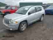 2010 Jeep Compass Sport z VIN 1J4NT1FBXAD621049, wystawiony jako IAAI lot #42256736 z przebiegiem 99 000 mil mil oraz . Historia ofert i sprzedaży dostępna na DreamBid. Obrazek 2.