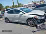 2017 Hyundai Elantra SE z VIN KMHD84LF2HU418111, wystawiony jako IAAI lot #42770042 z przebiegiem 79 908 mil mil oraz . Historia ofert i sprzedaży dostępna na DreamBid. Obrazek 14.