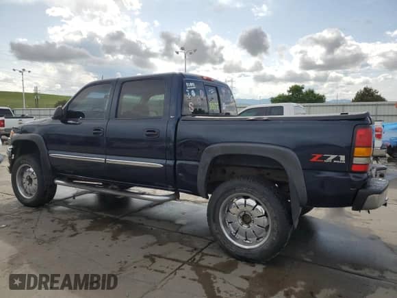 2005 GMC Sierra 1500 SLE z VIN 2GTEK13T751200347, wystawiony jako Copart lot #60863495 z przebiegiem 272 891 mil mil oraz Czysty tytuł • Clean title. Historia ofert i sprzedaży dostępna na DreamBid. Obrazek 2.