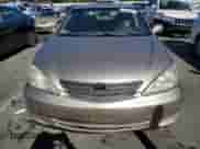 2003 Toyota Camry LE z VIN 4T1BE32K73U233201, wystawiony jako Copart lot #84635075 z przebiegiem 279 555 mil mil oraz Czysty tytuł • Clean title. Historia ofert i sprzedaży dostępna na DreamBid. Obrazek 5.