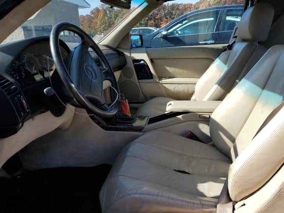 1992 Mercedes-Benz SL с VIN WDBFA66E5NF066012, выставлен на аукционе Copart как лот 75022384 с пробегом 88 496 миль миль и Чистый • Clean title. История ставок и продаж доступна на DreamBid. Изображение 7.