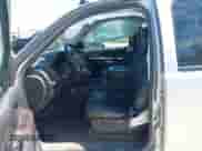 2013 Chevrolet Suburban LT z VIN 1GNSKJE78DR136402, wystawiony jako IAAI lot #42615448 z przebiegiem 129 306 mil mil oraz . Historia ofert i sprzedaży dostępna na DreamBid. Obrazek 5.