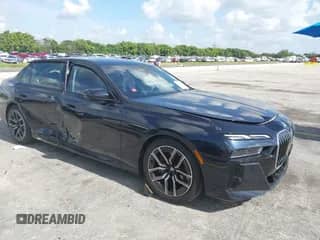 2025 BMW 7 Series 740i xDrive z VIN WBA33EH00SCU97507, wystawiony jako IAAI lot #42897097 z przebiegiem Nie podano mil oraz . Historia ofert i sprzedaży dostępna na DreamBid. Obrazek 1.