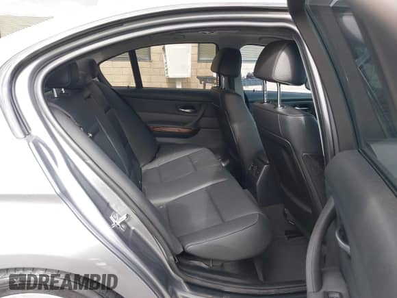 2010 BMW 3 Series 328i с VIN WBAPH7G53ANM48168, выставлен на аукционе IAAI как лот 43354207 с пробегом 143 446 миль миль и . История ставок и продаж доступна на DreamBid. Изображение 8.