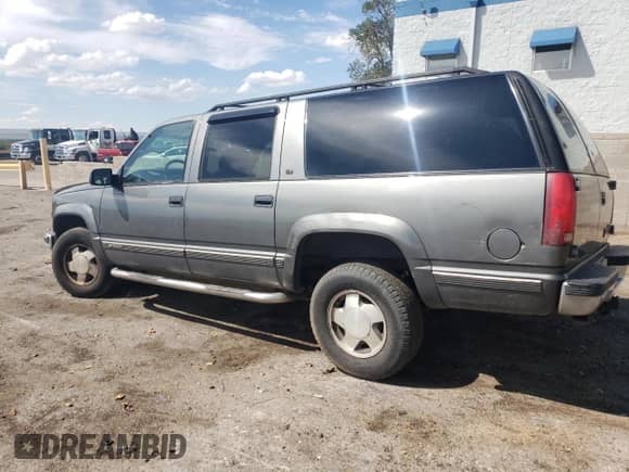 1999 Chevrolet Suburban с VIN 3GNFK16R6XG180176, выставлен на аукционе Copart как лот 86064714 с пробегом 291 118 миль миль и Списание • Salvage title. История ставок и продаж доступна на DreamBid. Изображение 2.