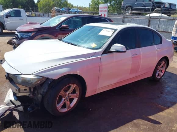 2015 BMW 3 Series 320i z VIN WBA3B1C50FK136434, wystawiony jako IAAI lot #43316337 z przebiegiem Nie podano mil oraz . Historia ofert i sprzedaży dostępna na DreamBid. Obrazek 14.