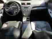 2008 Toyota Camry LE z VIN 4T1BK46K58U058561, wystawiony jako Copart lot #80941215 z przebiegiem 267 443 mil mil oraz Czysty tytuł • Clean title. Historia ofert i sprzedaży dostępna na DreamBid. Obrazek 8.