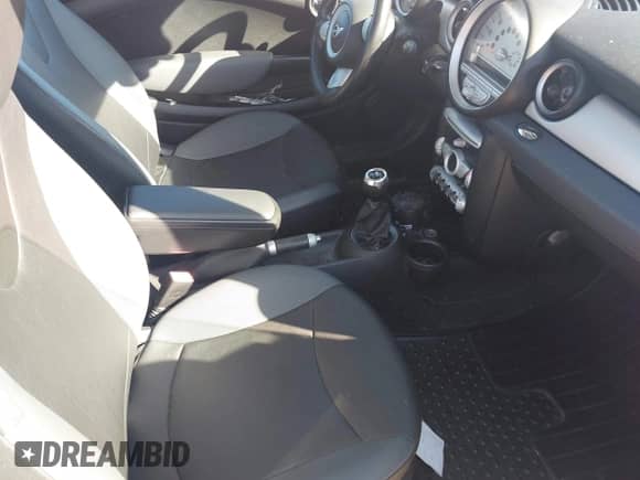 2009 MINI Hardtop z VIN WMWMF33569TU72673, wystawiony jako IAAI lot #43517238 z przebiegiem 181 712 mil mil oraz . Historia ofert i sprzedaży dostępna na DreamBid. Obrazek 5.