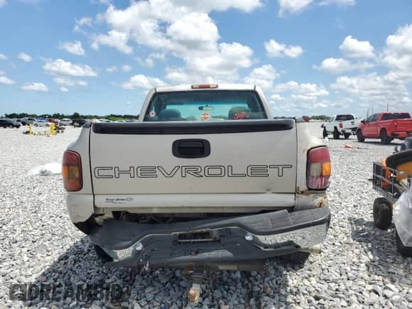2002 Chevrolet Silverado 1500 LS with VIN 1GCEC14V12Z262584, listed as a Copart auction lot 62066205 with 206,965 mi miles and Salvage title. Bid and sale history available at DreamBid. Image 6.