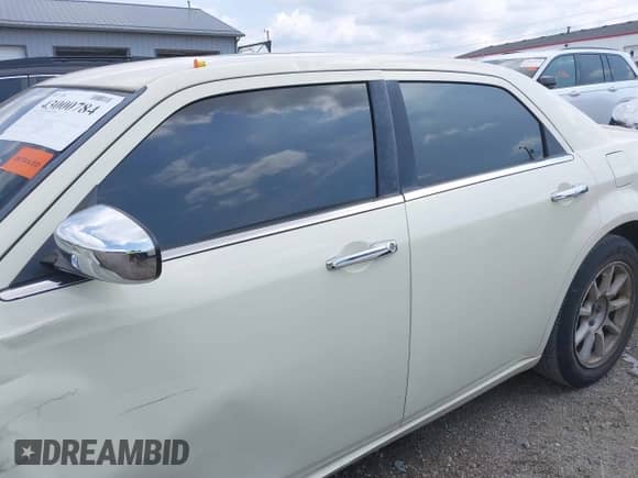 2010 Chrysler 300 Touring z VIN 2C3CA5CV6AH330449, wystawiony jako IAAI lot #43000784 z przebiegiem 185 170 mil mil oraz . Historia ofert i sprzedaży dostępna na DreamBid. Obrazek 15.