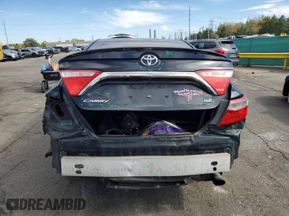 2015 Toyota Camry SE z VIN 4T1BF1FK5FU894791, wystawiony jako Copart lot #82327015 z przebiegiem 218 883 mil mil oraz Szkoda całkowita • Salvage title. Historia ofert i sprzedaży dostępna na DreamBid. Obrazek 6.