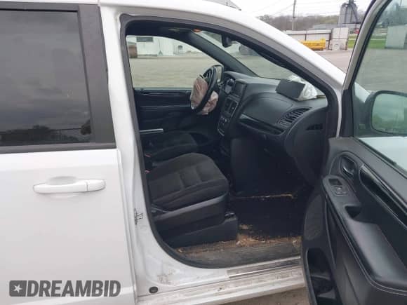 2019 Dodge Grand Caravan SE z VIN 2C4RDGBG6KR619404, wystawiony jako IAAI lot #42077551 z przebiegiem 137 172 mil mil oraz . Historia ofert i sprzedaży dostępna na DreamBid. Obrazek 5.