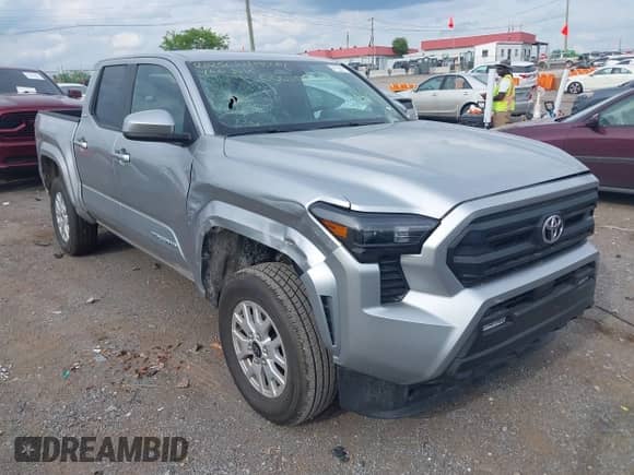 2024 Toyota Tacoma SR5 z VIN 3TMKB5FN2RM000305, wystawiony jako IAAI lot #42108145 z przebiegiem Nie podano mil oraz . Historia ofert i sprzedaży dostępna na DreamBid. Obrazek 6.