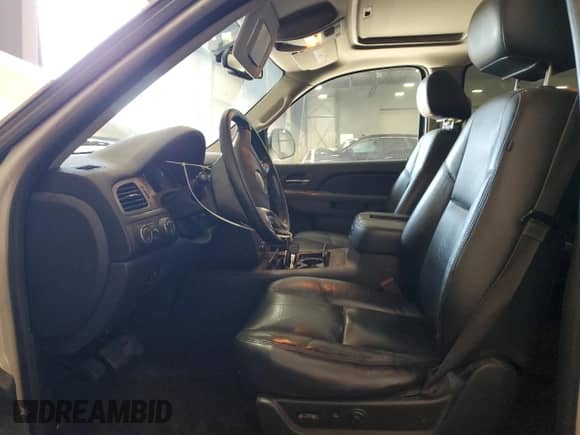 2014 Chevrolet Tahoe LTZ z VIN 1GNSKCE05ER127284, wystawiony jako Copart lot #85735245 z przebiegiem 152 890 mil mil oraz Czysty tytuł • Clean title. Historia ofert i sprzedaży dostępna na DreamBid. Obrazek 7.