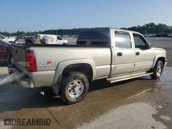 2003 Chevrolet Silverado 1500HD LS z VIN 1GCGK13U83F159881, wystawiony jako Copart lot #65722835 z przebiegiem 174 657 mil mil oraz Szkoda całkowita • Salvage title. Historia ofert i sprzedaży dostępna na DreamBid. Obrazek 3.