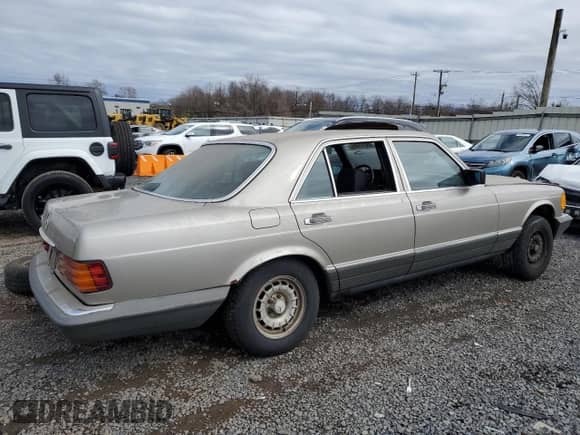 1985 Mercedes-Benz 380 with VIN WDBCA32C1FA155726, listed as a Copart auction lot 49217405 with 180,052 mi miles and Clean title. Bid and sale history available at DreamBid. Image 3.