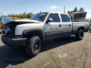2006 Chevrolet Silverado 1500HD LT2 z VIN 1GCGK13U66F108593, wystawiony jako Copart lot #73030914 z przebiegiem 242 799 mil mil oraz Szkoda całkowita • Salvage title. Historia ofert i sprzedaży dostępna na DreamBid. Obrazek 1.
