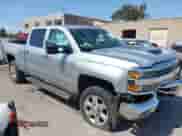 2017 Chevrolet Silverado 2500HD LTZ z VIN 1GC1KWEY9HF147801, wystawiony jako IAAI lot #42299119 z przebiegiem 95 162 mil mil oraz . Historia ofert i sprzedaży dostępna na DreamBid. Obrazek 1.