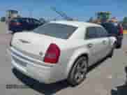 2006 Chrysler 300 C z VIN 2C3KK63H26H354585, wystawiony jako IAAI lot #42409582 z przebiegiem Nie podano mil oraz . Historia ofert i sprzedaży dostępna na DreamBid. Obrazek 4.