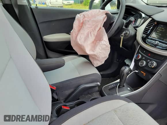 2019 Chevrolet Trax LS z VIN 3GNCJKSB7KL311989, wystawiony jako IAAI lot #42789922 z przebiegiem 23 930 mil mil oraz . Historia ofert i sprzedaży dostępna na DreamBid. Obrazek 5.