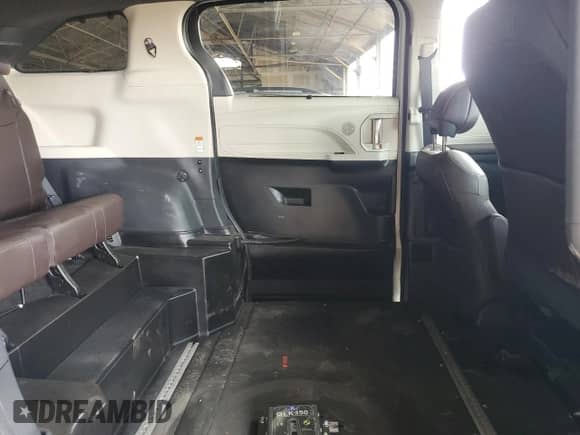 2023 Toyota Sienna Platinum с VIN 5TDESKFC4PS095831, выставлен на аукционе Copart как лот 55919975 с пробегом 6 626 миль миль и Списание • Salvage title. История ставок и продаж доступна на DreamBid. Изображение 11.