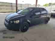 2012 Chevrolet Sonic LT z VIN 1G1JD5SB6C4162631, wystawiony jako Copart lot #68578655 z przebiegiem 135 941 mil mil oraz Czysty tytuł • Clean title. Historia ofert i sprzedaży dostępna na DreamBid. Obrazek 1.