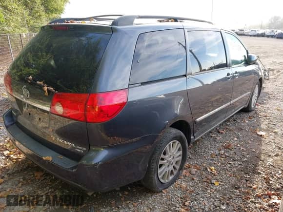 2010 Toyota Sienna XLE z VIN 5TDDK4CC7AS029938, wystawiony jako IAAI lot #43334198 z przebiegiem 122 539 mil mil oraz . Historia ofert i sprzedaży dostępna na DreamBid. Obrazek 4.