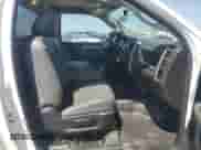 2020 Ram 1500 Tradesman z VIN 3C6JR6DGXLG169051, wystawiony jako Copart lot #50060715 z przebiegiem 108 962 mil mil oraz Szkoda całkowita • Salvage title. Historia ofert i sprzedaży dostępna na DreamBid. Obrazek 10.