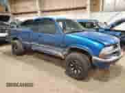 2000 Chevrolet S-10 LS z VIN 1GCDT19W7YK218913, wystawiony jako Copart lot #82055385 z przebiegiem 151 665 mil mil oraz Szkoda całkowita • Salvage title. Historia ofert i sprzedaży dostępna na DreamBid. Obrazek 4.