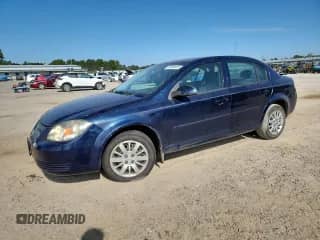 2010 Chevrolet Cobalt 1LT z VIN 1G1AD5F54A7145908, wystawiony jako Copart lot #83990895 z przebiegiem 98 249 mil mil oraz Szkoda całkowita • Salvage title. Historia ofert i sprzedaży dostępna na DreamBid. Obrazek 1.