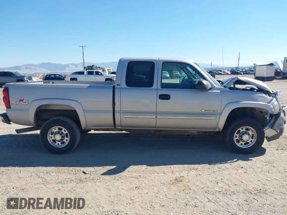 2004 Chevrolet Silverado 2500HD Work Truck z VIN 1GCHK29UX4E248716, wystawiony jako IAAI lot #43273136 z przebiegiem 174 439 mil mil oraz . Historia ofert i sprzedaży dostępna na DreamBid. Obrazek 13.