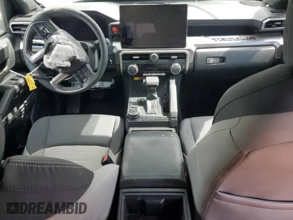 2025 Toyota Tacoma SR z VIN 3TMLB5JN0SM116426, wystawiony jako Copart lot #71132675 z przebiegiem 16 452 mil mil oraz Szkoda całkowita • Salvage title. Historia ofert i sprzedaży dostępna na DreamBid. Obrazek 8.